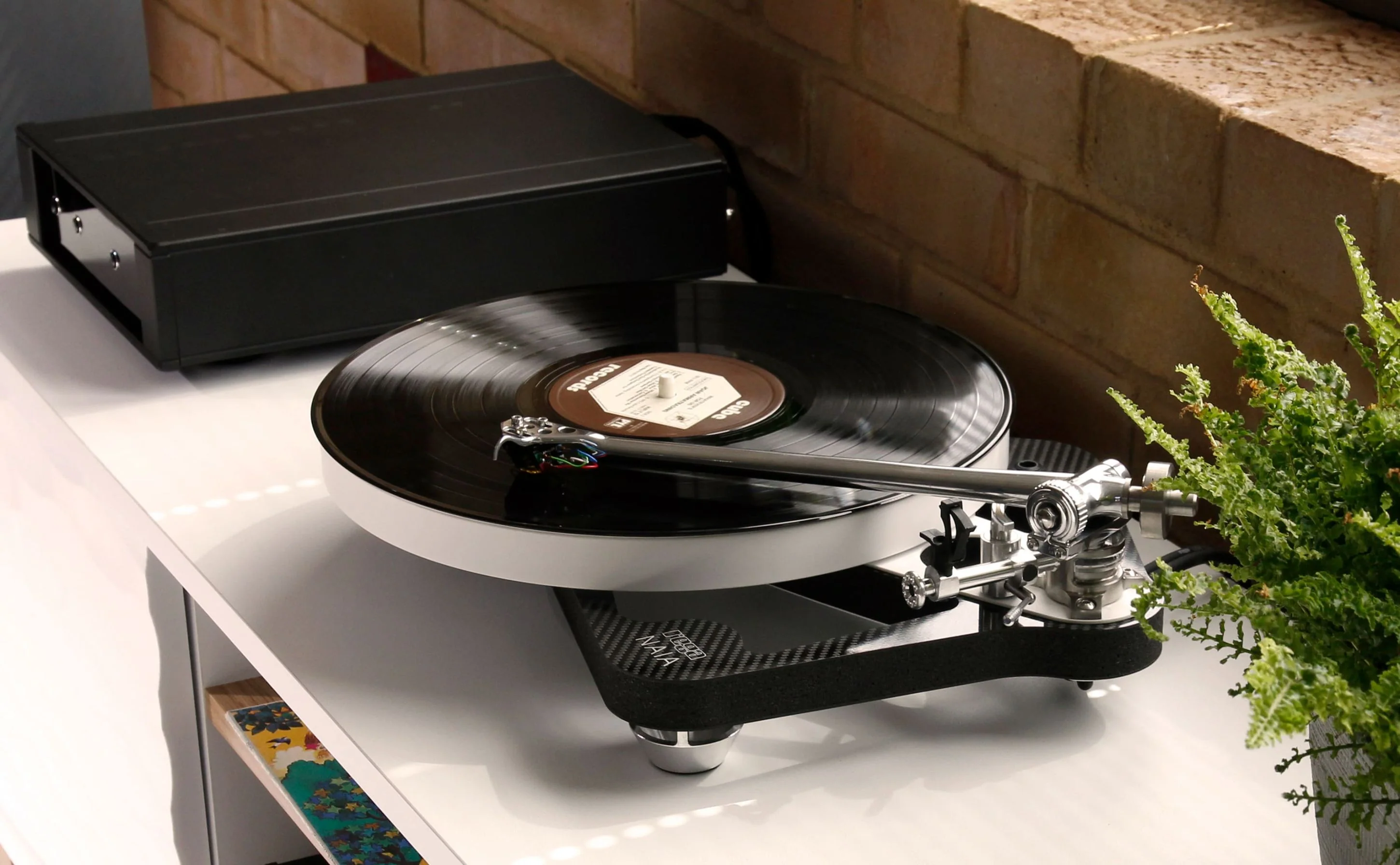 Rega Naia, la platine vinyle Rega ultime / Avec ou sans cellule Aphelion 2 - Image 4